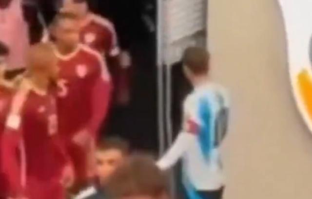 完美世界-马卡：昨日比赛在球员通道中，梅西等人与委内瑞拉球员发生口角